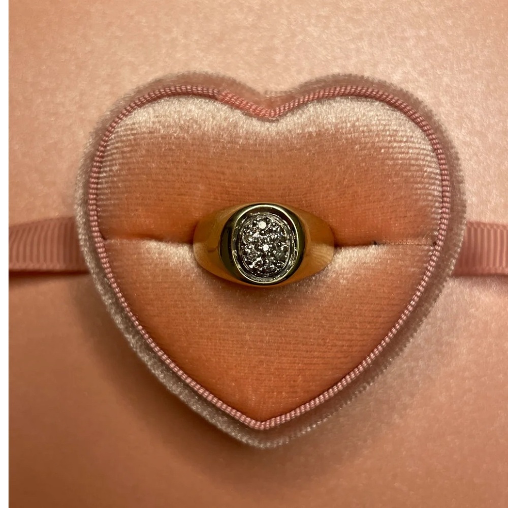 Vintage Gold Signet Ring with diamonds